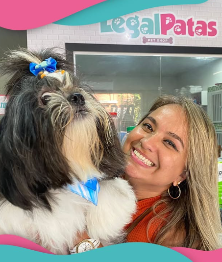 Tutora sorrindo ao lado de seu cachorro